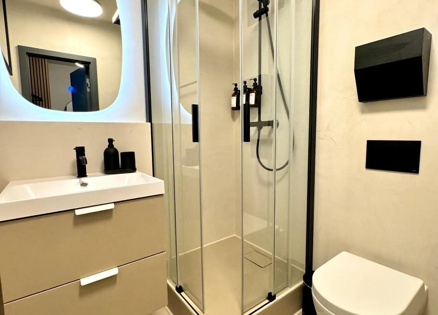 Queen Loui: Comfy Apartment Mit Tiefgarage 드레스덴